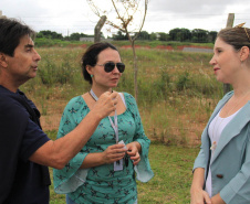 Com o objetivo principal de estimular a aplicação de novas tecnologias em obras no Paraná, o superintendente executivo do Serviço Social Autônomo (Paranacidade), Alvaro Cabrini Junior, visitou, junto com outros técnicos, o trabalho executado em Pinhais com uma tecnologia para implantação de calçadas feitas de concreto poroso permeável. Foto: SEDU