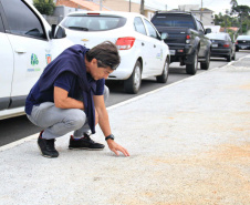 Com o objetivo principal de estimular a aplicação de novas tecnologias em obras no Paraná, o superintendente executivo do Serviço Social Autônomo (Paranacidade), Alvaro Cabrini Junior, visitou, junto com outros técnicos, o trabalho executado em Pinhais com uma tecnologia para implantação de calçadas feitas de concreto poroso permeável. Foto: SEDU