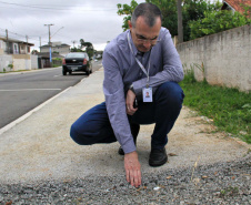 Com o objetivo principal de estimular a aplicação de novas tecnologias em obras no Paraná, o superintendente executivo do Serviço Social Autônomo (Paranacidade), Alvaro Cabrini Junior, visitou, junto com outros técnicos, o trabalho executado em Pinhais com uma tecnologia para implantação de calçadas feitas de concreto poroso permeável. Foto: SEDU