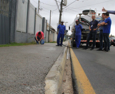 Com o objetivo principal de estimular a aplicação de novas tecnologias em obras no Paraná, o superintendente executivo do Serviço Social Autônomo (Paranacidade), Alvaro Cabrini Junior, visitou, junto com outros técnicos, o trabalho executado em Pinhais com uma tecnologia para implantação de calçadas feitas de concreto poroso permeável. Foto: SEDU
