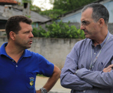 Com o objetivo principal de estimular a aplicação de novas tecnologias em obras no Paraná, o superintendente executivo do Serviço Social Autônomo (Paranacidade), Alvaro Cabrini Junior, visitou, junto com outros técnicos, o trabalho executado em Pinhais com uma tecnologia para implantação de calçadas feitas de concreto poroso permeável. Foto: SEDU