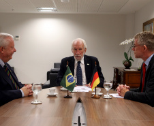 Consul Geral da Alemanha em São Paulo Axel Zeidler, e Cônsul Honorário da Alemanha em Curitiba Andreas F.H. Hoffrichter ,com o Vice-governador Darci Piana.Foto Gilson Abreu
