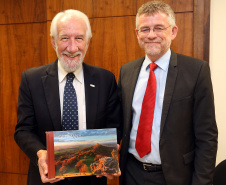 Consul Geral da Alemanha em São Paulo Axel Zeidler, e Cônsul Honorário da Alemanha em Curitiba Andreas F.H. Hoffrichter ,com o Vice-governador Darci Piana.Foto Gilson Abreu