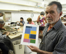  Entre as técnicas artísticas existentes, a serigrafia costuma ser vista como a mais "democrática" por motivos como: baixo custo de manutenção, reprodução fácil e aprendizagem rápida, além de poder ser feita em superfícies como azulejos e outros objetos de cerâmica