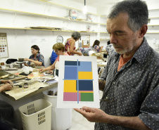  Entre as técnicas artísticas existentes, a serigrafia costuma ser vista como a mais "democrática" por motivos como: baixo custo de manutenção, reprodução fácil e aprendizagem rápida, além de poder ser feita em superfícies como azulejos e outros objetos de cerâmica