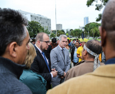 O Chefe de Gabinete do Governador Ratinho Junior,  Daniel Vilas Bôas Rocha  e o secretario de Comunicação do Estado, Hudson José estiveram com integrantes da aldeia Tupã Nhe´é Kretã, que fazem protesto nacional contrário à extinção da Secretaria Especial de Saúde Indígena (Sesai), unidade vinculada ao Ministério da Saúde em frente ao Palacio Iguacu.  O governador do Estado cumpre agenda em São Paulo nesta quinta-feira. Curitiba, 28/03/2019 -  Foto: Geraldo Bubniak/ANPr