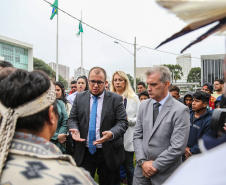 O Chefe de Gabinete do Governador Ratinho Junior,  Daniel Vilas Bôas Rocha  e o secretario de Comunicação do Estado, Hudson José estiveram com integrantes da aldeia Tupã Nhe´é Kretã, que fazem protesto nacional contrário à extinção da Secretaria Especial de Saúde Indígena (Sesai), unidade vinculada ao Ministério da Saúde em frente ao Palacio Iguacu.  O governador do Estado cumpre agenda em São Paulo nesta quinta-feira. Curitiba, 28/03/2019 -  Foto: Geraldo Bubniak/ANPr
