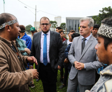 O Chefe de Gabinete do Governador Ratinho Junior,  Daniel Vilas Bôas Rocha  e o secretario de Comunicação do Estado, Hudson José estiveram com integrantes da aldeia Tupã Nhe´é Kretã, que fazem protesto nacional contrário à extinção da Secretaria Especial de Saúde Indígena (Sesai), unidade vinculada ao Ministério da Saúde em frente ao Palacio Iguacu.  O governador do Estado cumpre agenda em São Paulo nesta quinta-feira. Curitiba, 28/03/2019 -  Foto: Geraldo Bubniak/ANPr