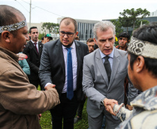 O Chefe de Gabinete do Governador Ratinho Junior,  Daniel Vilas Bôas Rocha  e o secretario de Comunicação do Estado, Hudson José estiveram com integrantes da aldeia Tupã Nhe´é Kretã, que fazem protesto nacional contrário à extinção da Secretaria Especial de Saúde Indígena (Sesai), unidade vinculada ao Ministério da Saúde em frente ao Palacio Iguacu.  O governador do Estado cumpre agenda em São Paulo nesta quinta-feira. Curitiba, 28/03/2019 -  Foto: Geraldo Bubniak/ANPr