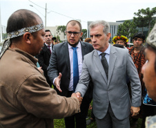 O Chefe de Gabinete do Governador Ratinho Junior,  Daniel Vilas Bôas Rocha  e o secretario de Comunicação do Estado, Hudson José estiveram com integrantes da aldeia Tupã Nhe´é Kretã, que fazem protesto nacional contrário à extinção da Secretaria Especial de Saúde Indígena (Sesai), unidade vinculada ao Ministério da Saúde em frente ao Palacio Iguacu.  O governador do Estado cumpre agenda em São Paulo nesta quinta-feira. Curitiba, 28/03/2019 -  Foto: Geraldo Bubniak/ANPr