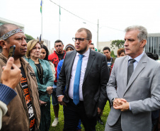 O Chefe de Gabinete do Governador Ratinho Junior,  Daniel Vilas Bôas Rocha  e o secretario de Comunicação do Estado, Hudson José estiveram com integrantes da aldeia Tupã Nhe´é Kretã, que fazem protesto nacional contrário à extinção da Secretaria Especial de Saúde Indígena (Sesai), unidade vinculada ao Ministério da Saúde em frente ao Palacio Iguacu.  O governador do Estado cumpre agenda em São Paulo nesta quinta-feira. Curitiba, 28/03/2019 -  Foto: Geraldo Bubniak/ANPr