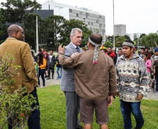 O Chefe de Gabinete do Governador Ratinho Junior,  Daniel Vilas Bôas Rocha  e o secretario de Comunicação do Estado, Hudson José estiveram com integrantes da aldeia Tupã Nhe´é Kretã, que fazem protesto nacional contrário à extinção da Secretaria Especial de Saúde Indígena (Sesai), unidade vinculada ao Ministério da Saúde em frente ao Palacio Iguacu.  O governador do Estado cumpre agenda em São Paulo nesta quinta-feira. Curitiba, 28/03/2019 -  Foto: Geraldo Bubniak/ANPr