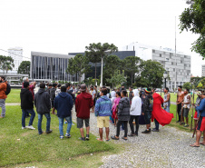 O Chefe de Gabinete do Governador Ratinho Junior,  Daniel Vilas Bôas Rocha  e o secretario de Comunicação do Estado, Hudson José estiveram com integrantes da aldeia Tupã Nhe´é Kretã, que fazem protesto nacional contrário à extinção da Secretaria Especial de Saúde Indígena (Sesai), unidade vinculada ao Ministério da Saúde em frente ao Palacio Iguacu.  O governador do Estado cumpre agenda em São Paulo nesta quinta-feira. Curitiba, 28/03/2019 -  Foto: Geraldo Bubniak/ANPr