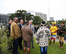 O Chefe de Gabinete do Governador Ratinho Junior,  Daniel Vilas Bôas Rocha  e o secretario de Comunicação do Estado, Hudson José estiveram com integrantes da aldeia Tupã Nhe´é Kretã, que fazem protesto nacional contrário à extinção da Secretaria Especial de Saúde Indígena (Sesai), unidade vinculada ao Ministério da Saúde em frente ao Palacio Iguacu.  O governador do Estado cumpre agenda em São Paulo nesta quinta-feira. Curitiba, 28/03/2019 -  Foto: Geraldo Bubniak/ANPr