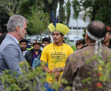 O Chefe de Gabinete do Governador Ratinho Junior,  Daniel Vilas Bôas Rocha  e o secretario de Comunicação do Estado, Hudson José estiveram com integrantes da aldeia Tupã Nhe´é Kretã, que fazem protesto nacional contrário à extinção da Secretaria Especial de Saúde Indígena (Sesai), unidade vinculada ao Ministério da Saúde em frente ao Palacio Iguacu.  O governador do Estado cumpre agenda em São Paulo nesta quinta-feira. Curitiba, 28/03/2019 -  Foto: Geraldo Bubniak/ANPr