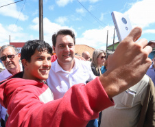 O município de Carambeí, nos Campos Gerais, recebeu nesta sexta-feira (29) a autorização do governador Carlos Massa Ratinho Junior para o início de duas obras bastante aguardadas pela população: a construção da sede própria da Prefeitura e a pavimentação da estrada que liga a PR-151 à localidade de Catanduvas. - Carambeí 29/03/2019 - Foto: Rodrigo Félix Leal/ANPr