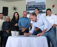O município de Carambeí, nos Campos Gerais, recebeu nesta sexta-feira (29) a autorização do governador Carlos Massa Ratinho Junior para o início de duas obras bastante aguardadas pela população: a construção da sede própria da Prefeitura e a pavimentação da estrada que liga a PR-151 à localidade de Catanduvas. - Carambeí 29/03/2019 - Foto: Rodrigo Félix Leal/ANPr