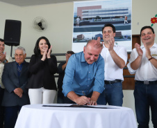 O município de Carambeí, nos Campos Gerais, recebeu nesta sexta-feira (29) a autorização do governador Carlos Massa Ratinho Junior para o início de duas obras bastante aguardadas pela população: a construção da sede própria da Prefeitura e a pavimentação da estrada que liga a PR-151 à localidade de Catanduvas. - Carambeí 29/03/2019 - Foto: Rodrigo Félix Leal/ANPr