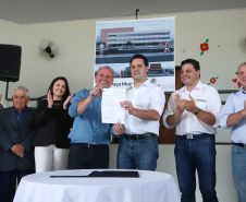 O município de Carambeí, nos Campos Gerais, recebeu nesta sexta-feira (29) a autorização do governador Carlos Massa Ratinho Junior para o início de duas obras bastante aguardadas pela população: a construção da sede própria da Prefeitura e a pavimentação da estrada que liga a PR-151 à localidade de Catanduvas. - Carambeí 29/03/2019 - Foto: Rodrigo Félix Leal/ANPr
