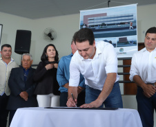 O município de Carambeí, nos Campos Gerais, recebeu nesta sexta-feira (29) a autorização do governador Carlos Massa Ratinho Junior para o início de duas obras bastante aguardadas pela população: a construção da sede própria da Prefeitura e a pavimentação da estrada que liga a PR-151 à localidade de Catanduvas. - Carambeí 29/03/2019 - Foto: Rodrigo Félix Leal/ANPr