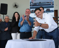 O município de Carambeí, nos Campos Gerais, recebeu nesta sexta-feira (29) a autorização do governador Carlos Massa Ratinho Junior para o início de duas obras bastante aguardadas pela população: a construção da sede própria da Prefeitura e a pavimentação da estrada que liga a PR-151 à localidade de Catanduvas. - Carambeí 29/03/2019 - Foto: Rodrigo Félix Leal/ANPr