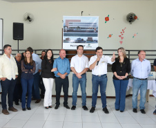 O município de Carambeí, nos Campos Gerais, recebeu nesta sexta-feira (29) a autorização do governador Carlos Massa Ratinho Junior para o início de duas obras bastante aguardadas pela população: a construção da sede própria da Prefeitura e a pavimentação da estrada que liga a PR-151 à localidade de Catanduvas. - Carambeí 29/03/2019 - Foto: Rodrigo Félix Leal/ANPr