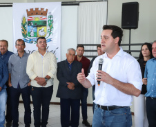 O município de Carambeí, nos Campos Gerais, recebeu nesta sexta-feira (29) a autorização do governador Carlos Massa Ratinho Junior para o início de duas obras bastante aguardadas pela população: a construção da sede própria da Prefeitura e a pavimentação da estrada que liga a PR-151 à localidade de Catanduvas. - Carambeí 29/03/2019 - Foto: Rodrigo Félix Leal/ANPr
