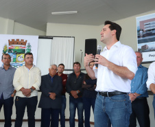 O município de Carambeí, nos Campos Gerais, recebeu nesta sexta-feira (29) a autorização do governador Carlos Massa Ratinho Junior para o início de duas obras bastante aguardadas pela população: a construção da sede própria da Prefeitura e a pavimentação da estrada que liga a PR-151 à localidade de Catanduvas. - Carambeí 29/03/2019 - Foto: Rodrigo Félix Leal/ANPr