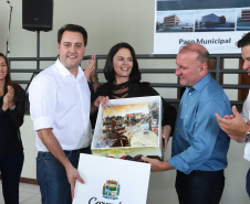 O município de Carambeí, nos Campos Gerais, recebeu nesta sexta-feira (29) a autorização do governador Carlos Massa Ratinho Junior para o início de duas obras bastante aguardadas pela população: a construção da sede própria da Prefeitura e a pavimentação da estrada que liga a PR-151 à localidade de Catanduvas. - Carambeí 29/03/2019 - Foto: Rodrigo Félix Leal/ANPr