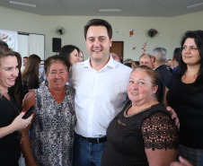 O município de Carambeí, nos Campos Gerais, recebeu nesta sexta-feira (29) a autorização do governador Carlos Massa Ratinho Junior para o início de duas obras bastante aguardadas pela população: a construção da sede própria da Prefeitura e a pavimentação da estrada que liga a PR-151 à localidade de Catanduvas. - Carambeí 29/03/2019 - Foto: Rodrigo Félix Leal/ANPr