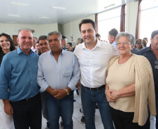 O município de Carambeí, nos Campos Gerais, recebeu nesta sexta-feira (29) a autorização do governador Carlos Massa Ratinho Junior para o início de duas obras bastante aguardadas pela população: a construção da sede própria da Prefeitura e a pavimentação da estrada que liga a PR-151 à localidade de Catanduvas. - Carambeí 29/03/2019 - Foto: Rodrigo Félix Leal/ANPr