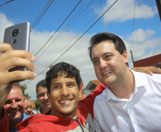 O município de Carambeí, nos Campos Gerais, recebeu nesta sexta-feira (29) a autorização do governador Carlos Massa Ratinho Junior para o início de duas obras bastante aguardadas pela população: a construção da sede própria da Prefeitura e a pavimentação da estrada que liga a PR-151 à localidade de Catanduvas. - Carambeí 29/03/2019 - Foto: Jaelson Lucas/ANPr