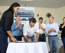 O município de Carambeí, nos Campos Gerais, recebeu nesta sexta-feira (29) a autorização do governador Carlos Massa Ratinho Junior para o início de duas obras bastante aguardadas pela população: a construção da sede própria da Prefeitura e a pavimentação da estrada que liga a PR-151 à localidade de Catanduvas. - Carambeí 29/03/2019 - Foto: Jaelson Lucas/ANPr