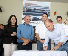 O município de Carambeí, nos Campos Gerais, recebeu nesta sexta-feira (29) a autorização do governador Carlos Massa Ratinho Junior para o início de duas obras bastante aguardadas pela população: a construção da sede própria da Prefeitura e a pavimentação da estrada que liga a PR-151 à localidade de Catanduvas. - Carambeí 29/03/2019 - Foto: Jaelson Lucas/ANPr