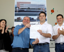 O município de Carambeí, nos Campos Gerais, recebeu nesta sexta-feira (29) a autorização do governador Carlos Massa Ratinho Junior para o início de duas obras bastante aguardadas pela população: a construção da sede própria da Prefeitura e a pavimentação da estrada que liga a PR-151 à localidade de Catanduvas. - Carambeí 29/03/2019 - Foto: Jaelson Lucas/ANPr