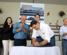 O município de Carambeí, nos Campos Gerais, recebeu nesta sexta-feira (29) a autorização do governador Carlos Massa Ratinho Junior para o início de duas obras bastante aguardadas pela população: a construção da sede própria da Prefeitura e a pavimentação da estrada que liga a PR-151 à localidade de Catanduvas. - Carambeí 29/03/2019 - Foto: Jaelson Lucas/ANPr