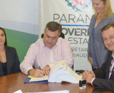 O secretário estadual de Saúde, Beto Preto, assinou liberação de recursos de R$ 1.161 milhão para o Hospital Regional do Sudoeste, que fica em Francisco Beltrão e faz parte da rede de unidades próprias do estado do Paraná, sendo administrado pela Funeas ? Fundação Estatal de Atenção em Saúde do Estado do Paraná.  -  Curitiba, 29/03/2019  -  Foto: Americo Antonio/SESA