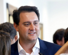 O governador Carlos Massa Ratinho Junior afirmou nesta sexta-feira (29) que o anúncio da instalação de um hotel em Foz do Iguaçu pela rede internacional Hard Rock reforça o potencial turístico do Paraná. Ele lembra que é o segundo empreendimento hoteleiro da marca americana no Estado. O outro fica na Ilha do Sol, localizada no rio Tibagi entre os municípios de Sertaneja e Primeiro de Maio, no Norte Pioneiro.  -  Curitiba, 29/03/2019  -  Foto: Jaelson Lucas/ANPr