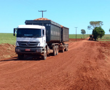 O Governo do Paraná iniciou uma nova etapa do Programa Estradas da Integração que vai beneficiar 684 propriedades rurais e aproximadamente 3,5 mil pessoas, segundo estimativa dos técnicos responsáveis pelo programa.  -  Curitiba, 29/03/2019  -  Foto: Divulgação SEAB