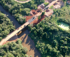 O Departamento de Estradas de Rodagem do Paraná (DER-PR) vai liberar na manhã deste sábado (30) o tráfego sobre a ponte do Rio da Anta, na PR-082. O trecho liga o município de Douradina à Santa Felicidade, distrito de Tapira, no Noroeste do Estado. O local estava totalmente interditado desde 7 de janeiro, quando parte do pavimento da cabeceira da ponte cedeu na altura do km 568 devido às chuvas.  -  Curitiba, 29/03/2019  -  Foto: Divulgação DER
