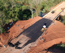 O Departamento de Estradas de Rodagem do Paraná (DER-PR) vai liberar na manhã deste sábado (30) o tráfego sobre a ponte do Rio da Anta, na PR-082. O trecho liga o município de Douradina à Santa Felicidade, distrito de Tapira, no Noroeste do Estado. O local estava totalmente interditado desde 7 de janeiro, quando parte do pavimento da cabeceira da ponte cedeu na altura do km 568 devido às chuvas.  -  Curitiba, 29/03/2019  -  Foto: Divulgação DER