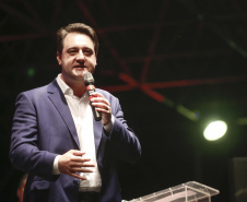 O governador Carlos Massa Ratinho Junior confirmou que vai liberar neste mês de abril um pacote de investimentos para a elaboração de projetos executivos na área de infraestrutura. O anúncio foi feito durante a cerimônia de lançamento da 47ª Exposição Feira Agropecuária, Industrial e Comercial de Maringá (Expoinga 2019), na noite de sexta-feira (29), em Maringá.   -  Maringá, 29/03/2019  -  Foto: Arnaldo Alves/ANPr