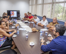 Órgãos de segurança que atuam em Paranaguá vão trabalhar em conjunto para dar mais agilidade no atendimento aos caminhoneiros que chegam para descarregar no Porto. O grupo, convidado pela Administração dos Portos do Paraná, discute formas efetivas de combater assaltos, vazadas e crimes ambientais.  -  Paranaguá, 01/04/2019  -  Foto: Cláudio Neves/APPA