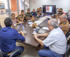 Órgãos de segurança que atuam em Paranaguá vão trabalhar em conjunto para dar mais agilidade no atendimento aos caminhoneiros que chegam para descarregar no Porto. O grupo, convidado pela Administração dos Portos do Paraná, discute formas efetivas de combater assaltos, vazadas e crimes ambientais.  -  Paranaguá, 01/04/2019  -  Foto: Cláudio Neves/APPA