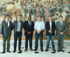 O governador Carlos Massa Ratinho Junior reuniu-se nesta segunda-feira (1º) com o presidente do Fundo Nacional de Desenvolvimento da Educação (FNDE), Carlos Alberto Decotelli. Na reunião, no Palácio Iguaçu, em Curitiba, eles acertaram que o Paraná desenvolverá novos projetos de educação nas áreas de ensino, infraestrutura, transporte, entre outros.  -  Curitiba, 01/04/2019  -  Foto: Rodrigo Félix Leal/ANPr