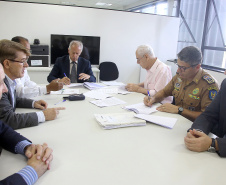 Secretaria da Administração e Previdência firma convênio com a Secretaria da Segurança Pública e Administração Penitenciária para capacitar policiais militares de 70 unidades do interior do Estado para tirar dúvidas sobre a Paraná Previdência. Assinaram o convênio o secretário Reinhold Stephanes (SEAP); Felipe José Vidigal dos Santos (Paraná Previdência) e o coronel Péricles Mattos, comandante-geral da Polícia Militar do Paraná.  -  Curitiba, 01/04/2019  -  Foto: Jaelson Lucas/ANPr