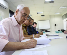 Secretaria da Administração e Previdência firma convênio com a Secretaria da Segurança Pública e Administração Penitenciária para capacitar policiais militares de 70 unidades do interior do Estado para tirar dúvidas sobre a Paraná Previdência. Assinaram o convênio o secretário Reinhold Stephanes (SEAP); Felipe José Vidigal dos Santos (Paraná Previdência) e o coronel Péricles Mattos, comandante-geral da Polícia Militar do Paraná.  -  Curitiba, 01/04/2019  -  Foto: Jaelson Lucas/ANPr