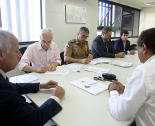 Secretaria da Administração e Previdência firma convênio com a Secretaria da Segurança Pública e Administração Penitenciária para capacitar policiais militares de 70 unidades do interior do Estado para tirar dúvidas sobre a Paraná Previdência. Assinaram o convênio o secretário Reinhold Stephanes (SEAP); Felipe José Vidigal dos Santos (Paraná Previdência) e o coronel Péricles Mattos, comandante-geral da Polícia Militar do Paraná.  -  Curitiba, 01/04/2019  -  Foto: Jaelson Lucas/ANPr