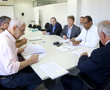 Secretaria da Administração e Previdência firma convênio com a Secretaria da Segurança Pública e Administração Penitenciária para capacitar policiais militares de 70 unidades do interior do Estado para tirar dúvidas sobre a Paraná Previdência. Assinaram o convênio o secretário Reinhold Stephanes (SEAP); Felipe José Vidigal dos Santos (Paraná Previdência) e o coronel Péricles Mattos, comandante-geral da Polícia Militar do Paraná.  -  Curitiba, 01/04/2019  -  Foto: Jaelson Lucas/ANPr