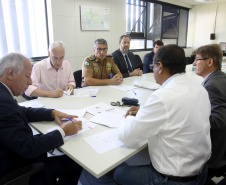 Secretaria da Administração e Previdência firma convênio com a Secretaria da Segurança Pública e Administração Penitenciária para capacitar policiais militares de 70 unidades do interior do Estado para tirar dúvidas sobre a Paraná Previdência. Assinaram o convênio o secretário Reinhold Stephanes (SEAP); Felipe José Vidigal dos Santos (Paraná Previdência) e o coronel Péricles Mattos, comandante-geral da Polícia Militar do Paraná.  -  Curitiba, 01/04/2019  -  Foto: Jaelson Lucas/ANPr